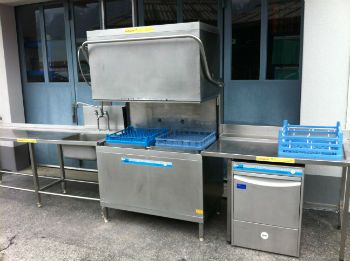 Meiko Doppel Geschirrspülautomat mit Ein- Auslaufbahnen
